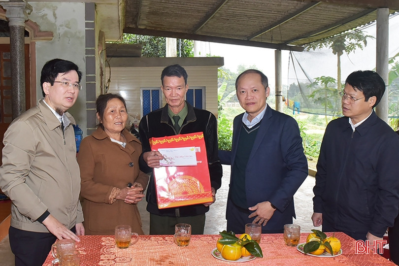Lãnh đạo tỉnh tặng quà, chúc tết người có công, người cao tuổi