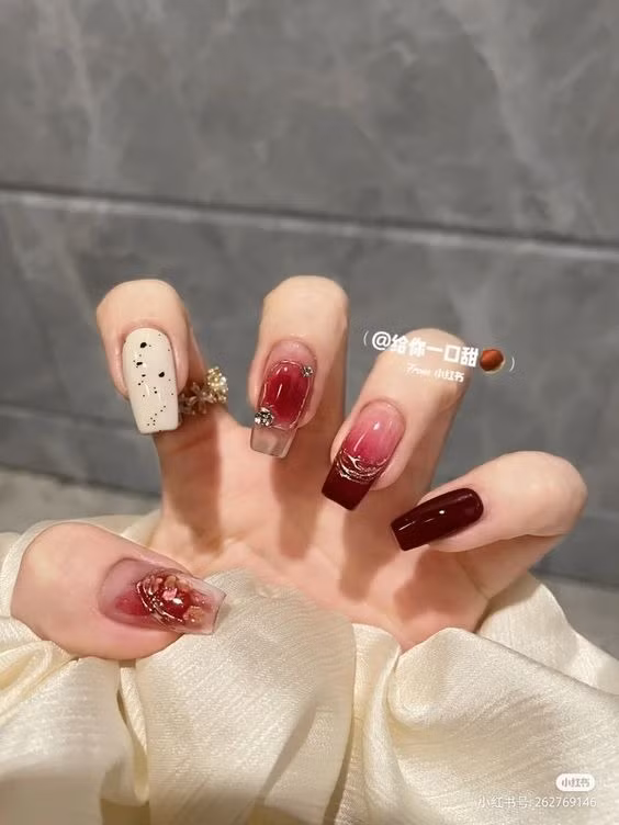 Mẫu nails tone đỏ đón tết