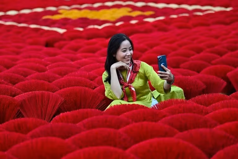 Làng hương trăm tuổi của Việt Nam rực rỡ trên báo Pháp