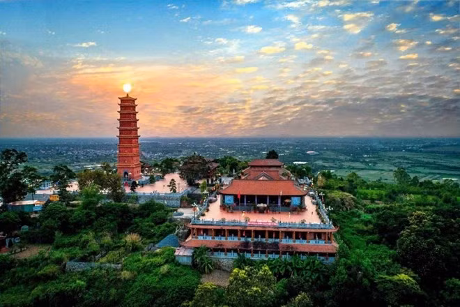 Chuyện về ngôi tháp được ban tên khi rồng vàng hiện lên