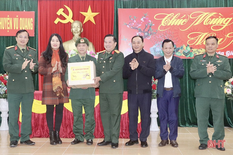 Chỉ huy trưởng Bộ CHQS tỉnh chúc tết lực lượng vũ trang ở Vũ Quang