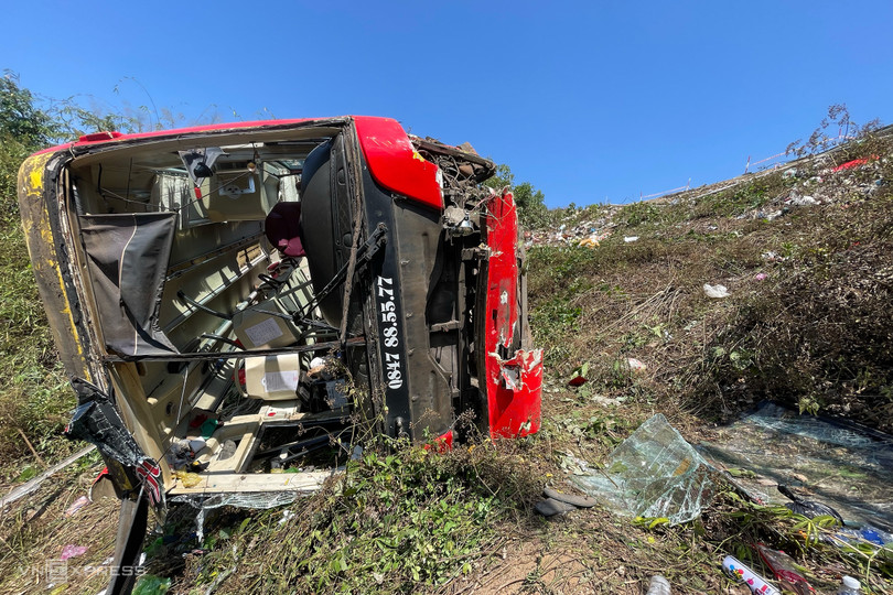 Hiện trường ôtô chở gần 40 khách nằm dưới vực sâu