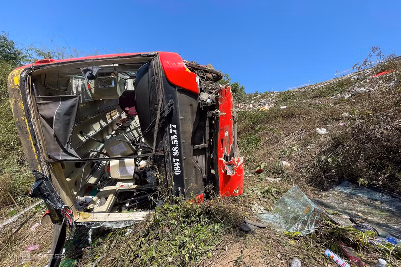 Hiện trường ôtô chở gần 40 khách nằm dưới vực sâu