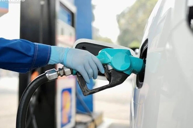 Giá xăng tăng gần 800 đồng mỗi lít