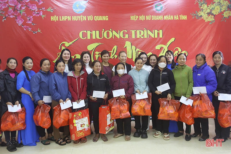 Hiệp hội Nữ doanh nhân Hà Tĩnh trao quà tết cho các hoàn cảnh khó khăn