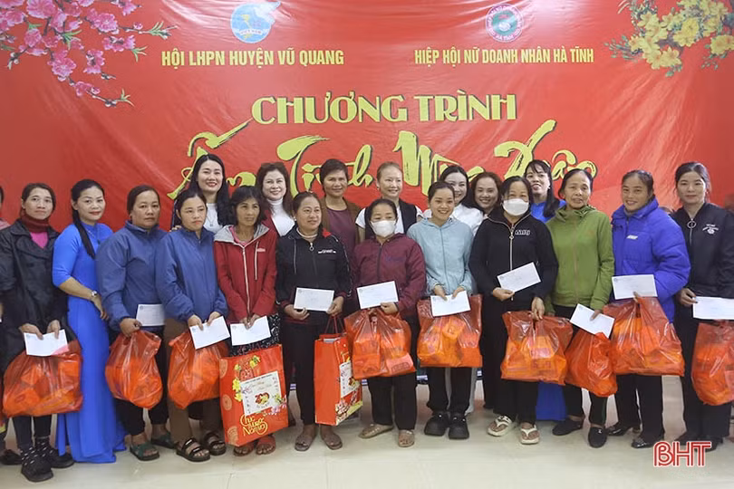 Hiệp hội Nữ doanh nhân Hà Tĩnh trao quà tết cho các hoàn cảnh khó khăn