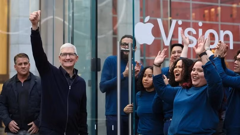 Những người đầu tiên bỏ 3.500 USD mua Apple Vision Pro