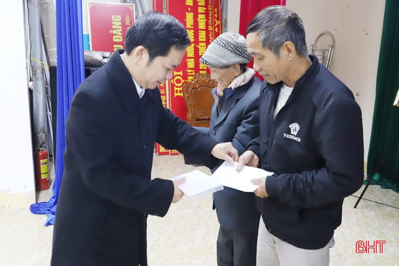 Vietinbank Hà Tĩnh trao 200 suất quà tết cho người dân Hương Sơn