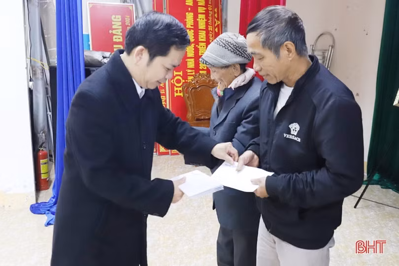 Vietinbank Hà Tĩnh trao 200 suất quà tết cho người dân Hương Sơn