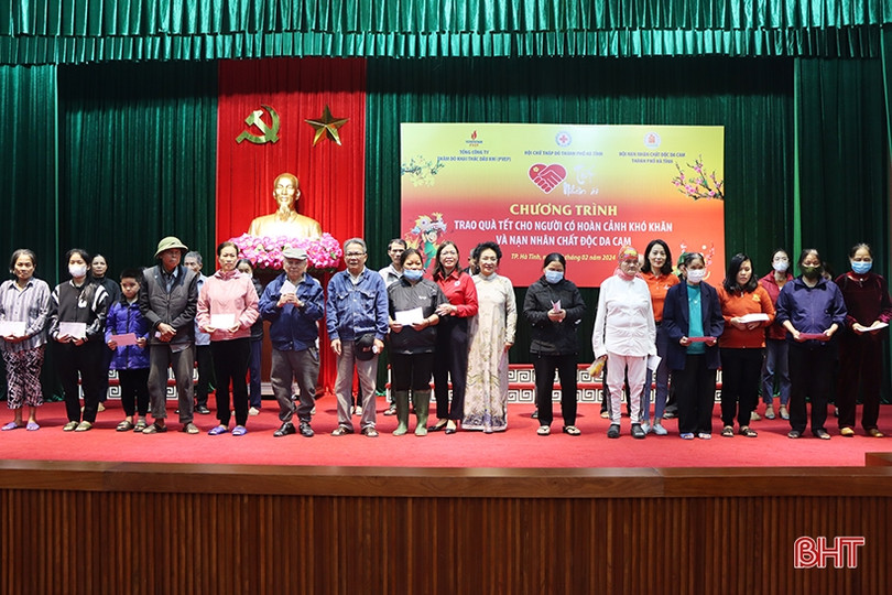 Nhiều suất quà tết tiếp tục đến với các gia đình khó khăn ở Hà Tĩnh