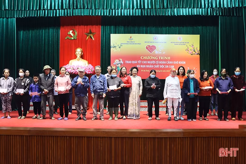 Nhiều suất quà tết tiếp tục đến với các gia đình khó khăn ở Hà Tĩnh