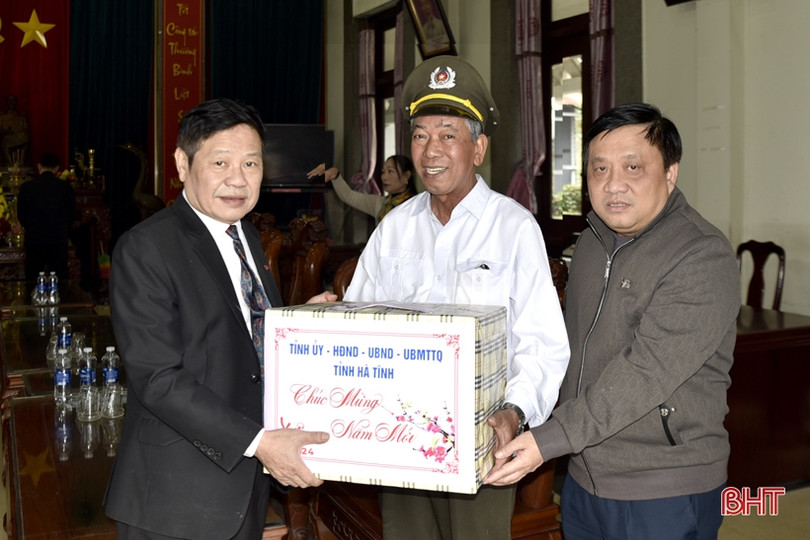 Đoàn cán bộ Hà Tĩnh dâng hương tại nghĩa trang liệt sỹ Trường Sơn, Đường 9