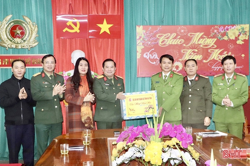 Chỉ huy trưởng Bộ CHQS tỉnh chúc tết lực lượng vũ trang ở Vũ Quang