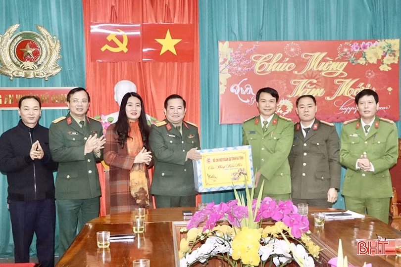 Chỉ huy trưởng Bộ CHQS tỉnh chúc tết lực lượng vũ trang ở Vũ Quang