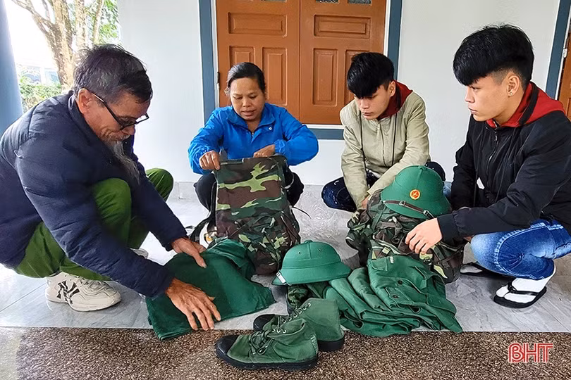 Cặp song sinh ở Hà Tĩnh tình nguyện nhập ngũ