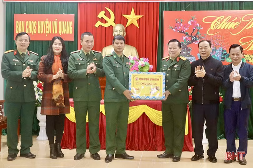 Chỉ huy trưởng Bộ CHQS tỉnh chúc tết lực lượng vũ trang ở Vũ Quang