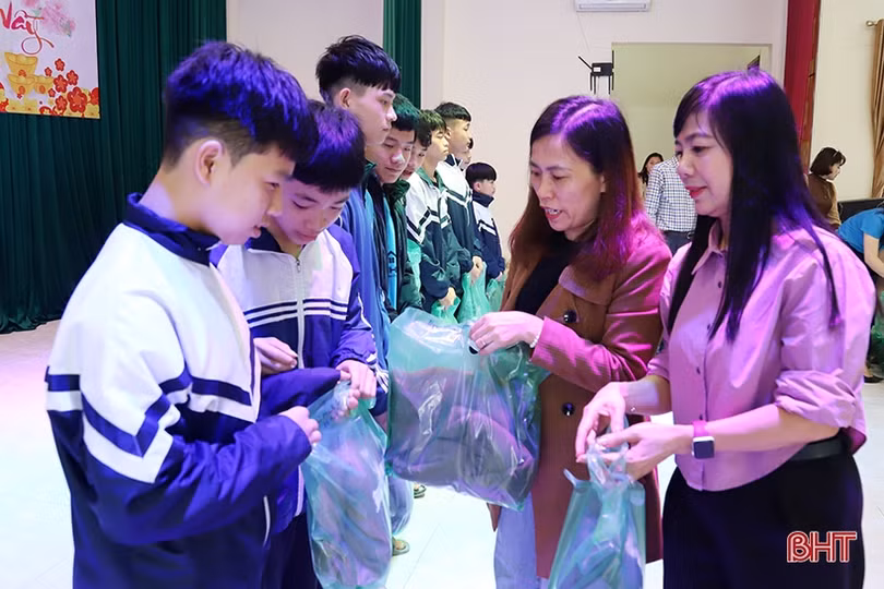 Công đoàn, Ban Nữ công Báo Hà Tĩnh tặng quà tết tại Làng Trẻ em mồ côi