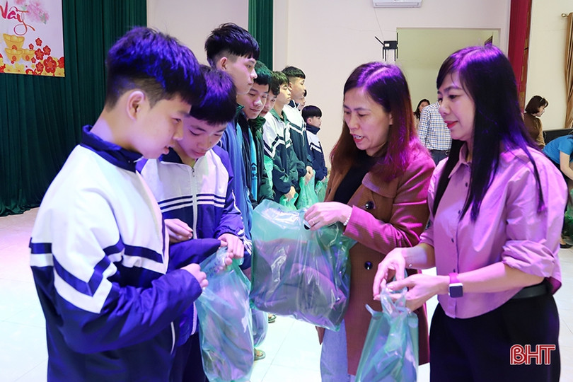 Công đoàn, Ban Nữ công Báo Hà Tĩnh tặng quà tết tại Làng Trẻ em mồ côi