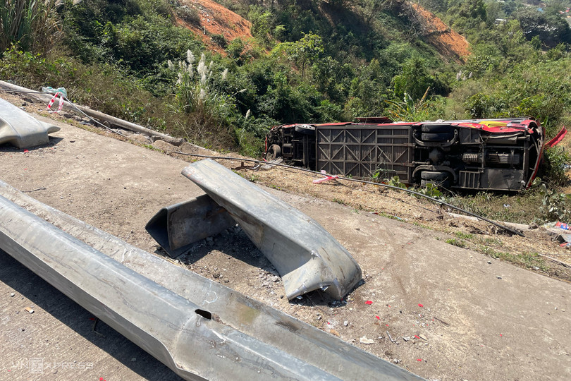 Hiện trường ôtô chở gần 40 khách nằm dưới vực sâu