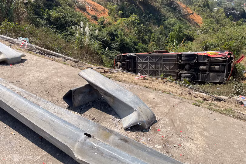 Hiện trường ôtô chở gần 40 khách nằm dưới vực sâu