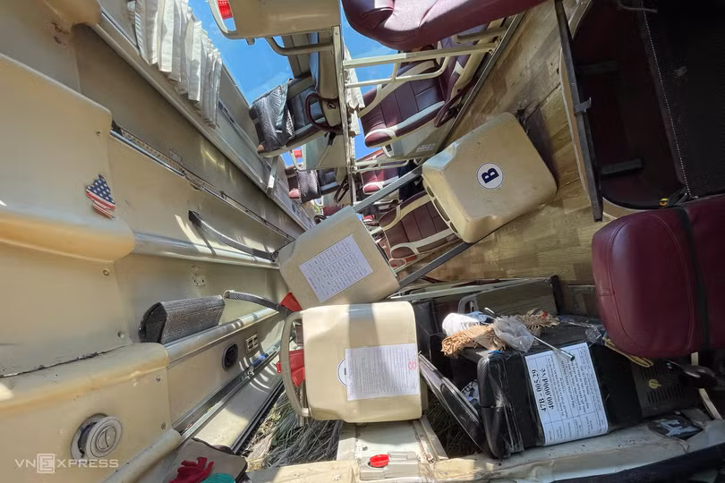 Hiện trường ôtô chở gần 40 khách nằm dưới vực sâu