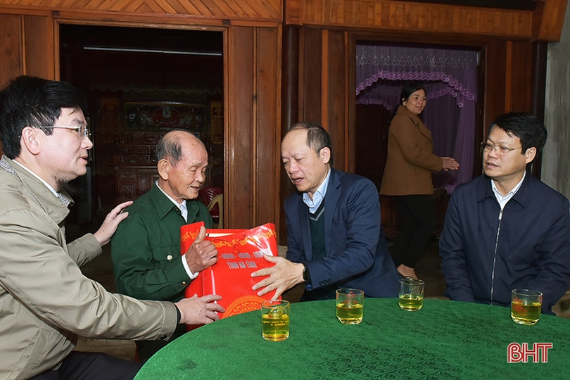 Lãnh đạo tỉnh tặng quà, chúc tết người có công, người cao tuổi