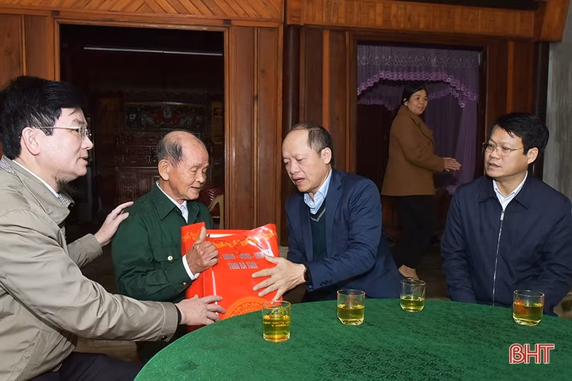 Lãnh đạo tỉnh tặng quà, chúc tết người có công, người cao tuổi