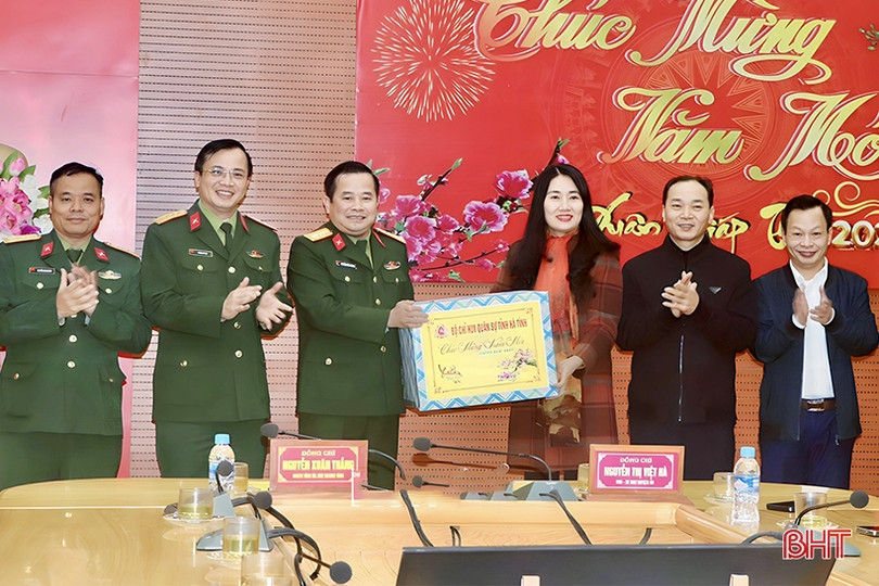 Chỉ huy trưởng Bộ CHQS tỉnh chúc tết lực lượng vũ trang ở Vũ Quang