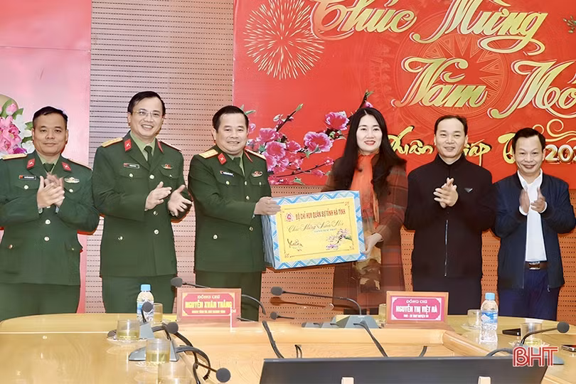 Chỉ huy trưởng Bộ CHQS tỉnh chúc tết lực lượng vũ trang ở Vũ Quang