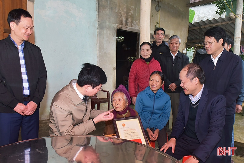 Lãnh đạo tỉnh tặng quà, chúc tết người có công, người cao tuổi