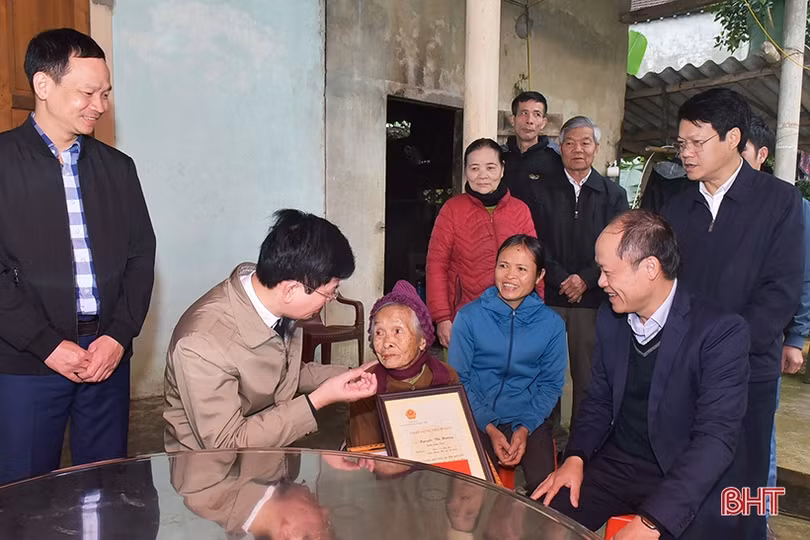 Lãnh đạo tỉnh tặng quà, chúc tết người có công, người cao tuổi
