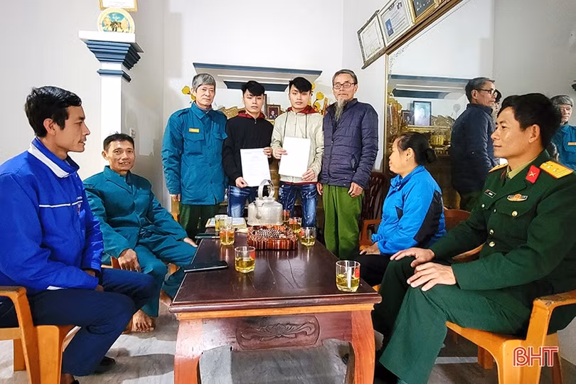 Cặp song sinh ở Hà Tĩnh tình nguyện nhập ngũ