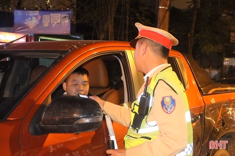 Cảnh sát giao thông Hà Tĩnh xử lý vi phạm nồng độ cồn xuyên tết