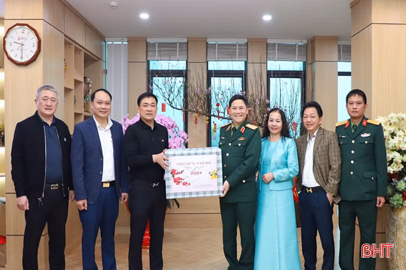 Phó Tổng tham mưu trưởng QĐND Việt Nam chúc tết Điện lực Hà Tĩnh