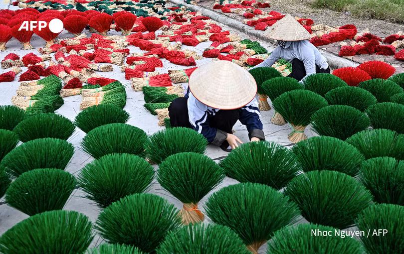 Làng hương trăm tuổi của Việt Nam rực rỡ trên báo Pháp