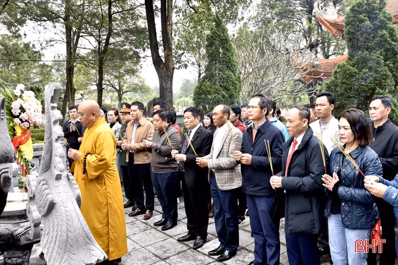 Đoàn cán bộ Hà Tĩnh dâng hương tại nghĩa trang liệt sỹ Trường Sơn, Đường 9