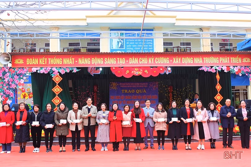 Tặng quà tết cho học sinh nghèo, người lao động, gia đình có công