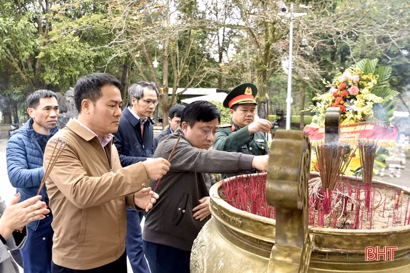 Đoàn cán bộ Hà Tĩnh dâng hương tại nghĩa trang liệt sỹ Trường Sơn, Đường 9