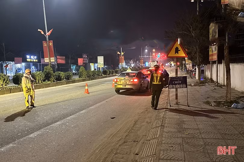 Can Lộc xử lý nhiều xe tải chở vật liệu xây dựng vi phạm