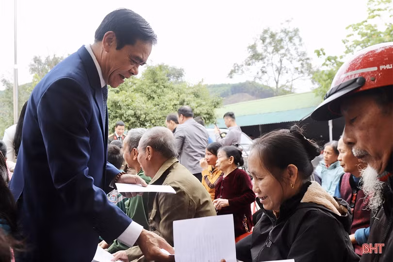 Trao hơn 245.000 suất quà tết cho người có công, hộ nghèo và đối tượng bảo trợ xã hội