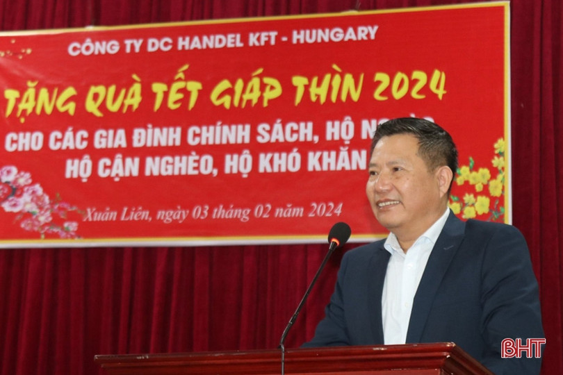 Kiều bào Hungary tặng quà tết cho người dân Nghi Xuân