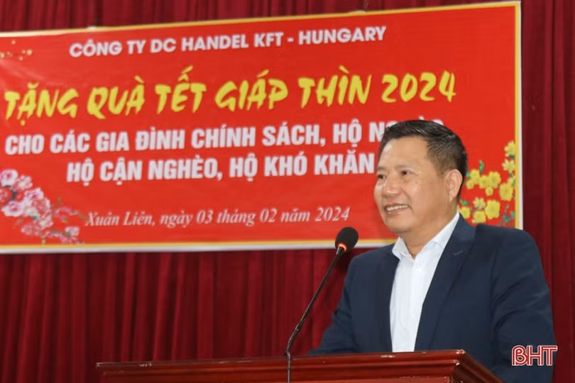 Kiều bào Hungary tặng quà tết cho người dân Nghi Xuân