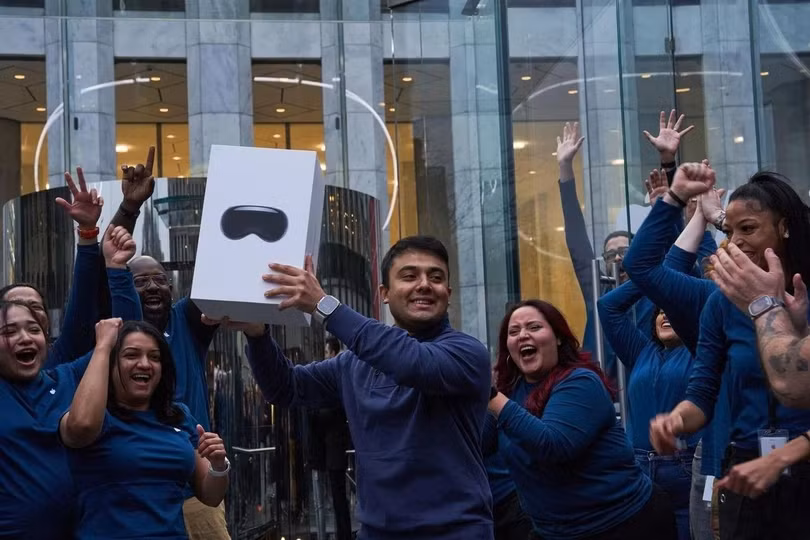 Những người đầu tiên bỏ 3.500 USD mua Apple Vision Pro