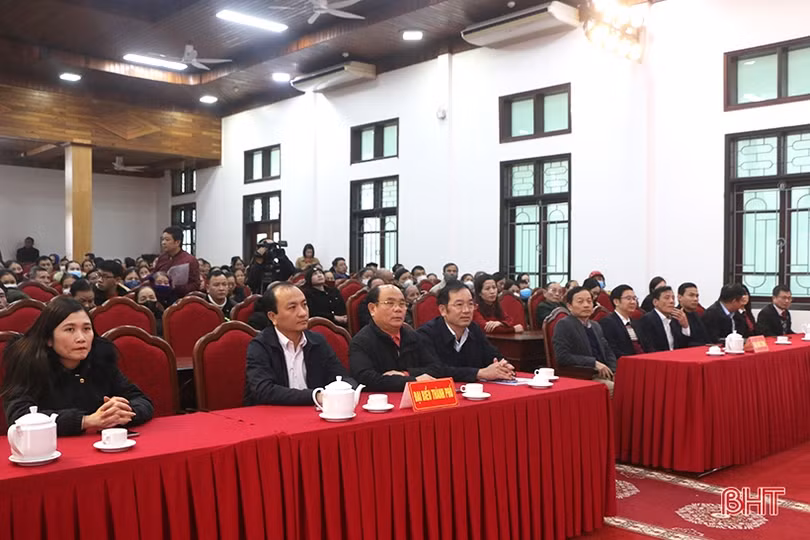 Tặng quà tết cho học sinh nghèo, người lao động, gia đình có công