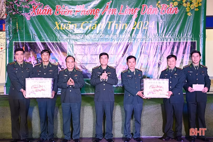 Đồng bào biên giới vui “Xuân biên phòng ấm lòng dân bản”