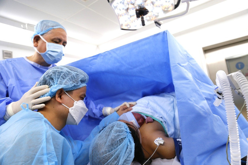 Khoảnh khắc thai nhi được sửa tim đầu tiên của Việt Nam chào đời