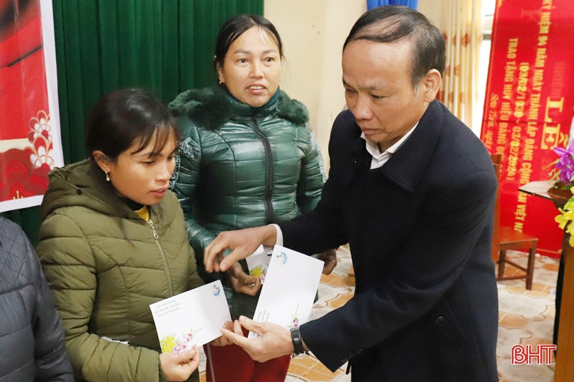 Trao 80 suất quà tết của những người con xa quê cho hộ nghèo Hương Sơn