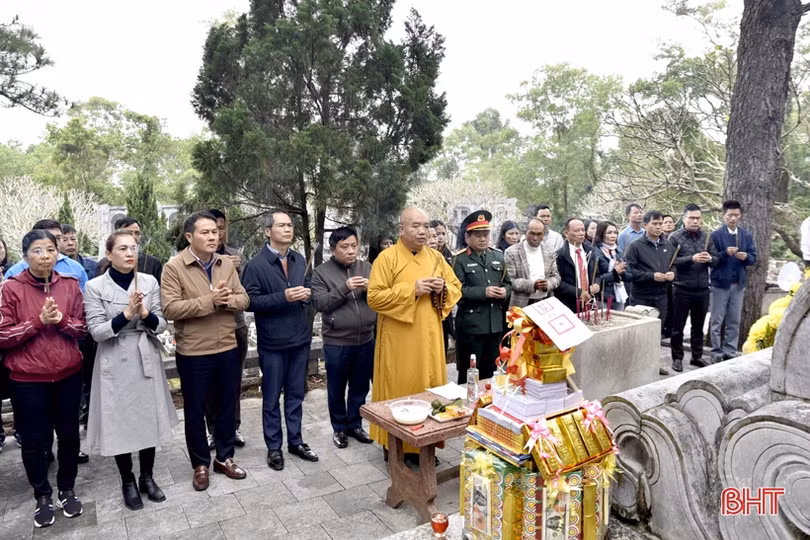 Đoàn cán bộ Hà Tĩnh dâng hương tại nghĩa trang liệt sỹ Trường Sơn, Đường 9