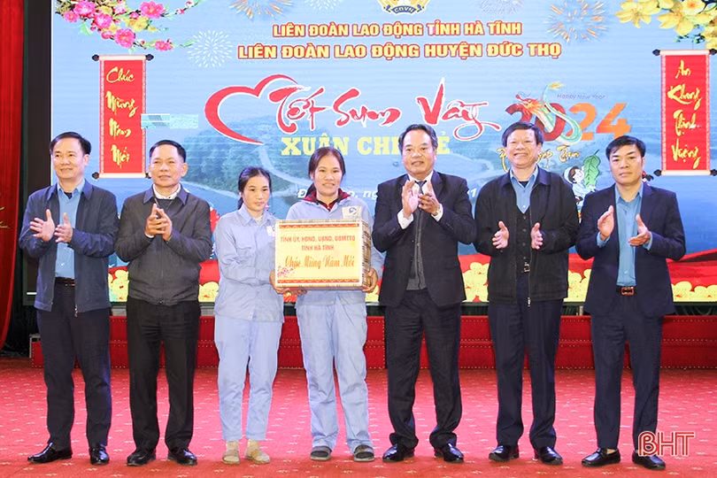 Tặng quà tết cho học sinh nghèo, người lao động, gia đình có công