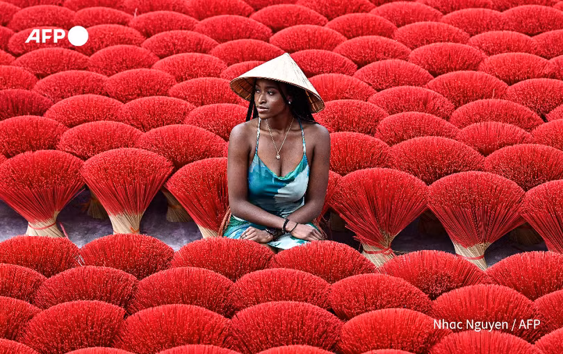 Làng hương trăm tuổi của Việt Nam rực rỡ trên báo Pháp